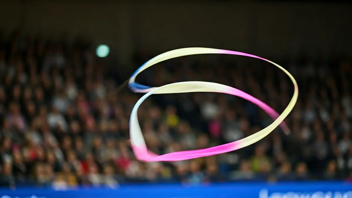 Imaxe xenérica dunha cinta de ximnasia rítmica en movemento.